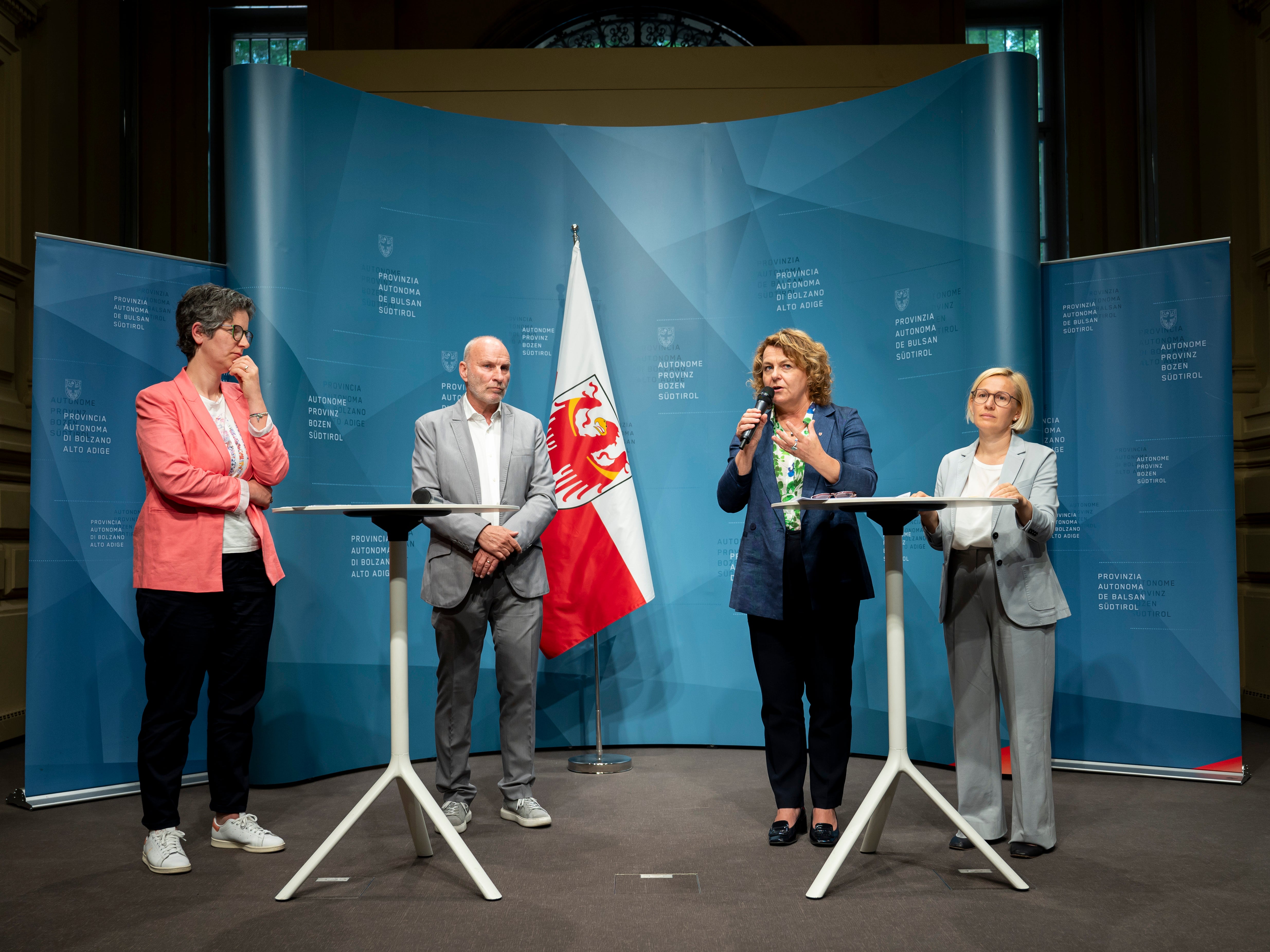 Haben gemeinsam an einem Gesetzentwurf und damit an der Sichtbarkeit für das Thema sexualisierte Gewalt und Missbrauch gearbeitet: (v.l.) Johanna Brunner, Andreas Conca, Rosmarie Pamer und Astrid Wiest. (Foto: LPA/Fabio Brucculeri)