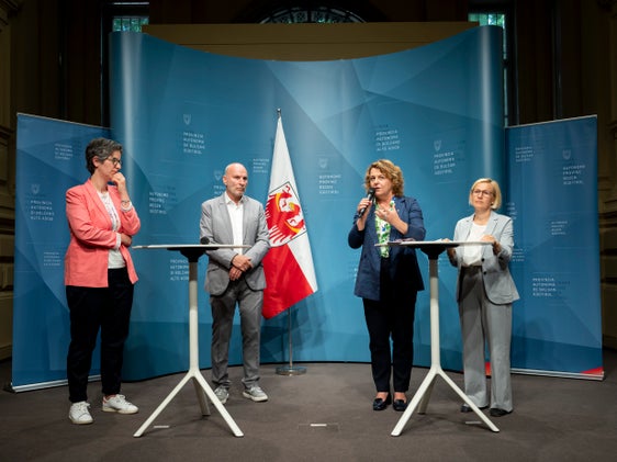 Haben gemeinsam an einem Gesetzentwurf und damit an der Sichtbarkeit für das Thema sexualisierte Gewalt und Missbrauch gearbeitet: (v.l.) Johanna Brunner, Andreas Conca, Rosmarie Pamer und Astrid Wiest. (Foto: LPA/Fabio Brucculeri)