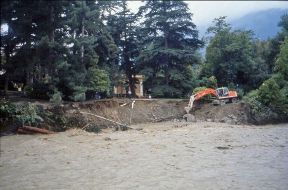 Per prevenire danni analoghi a quelli provocati dall'evento di piena del 1987, come da foto d'archivio, l'Ufficio sistemazione bacini montani sta eseguendo interventi di sistemazione. (Foto: Agenzia Protezione civile/Ufficio Sistemazione bacini montani ovest)