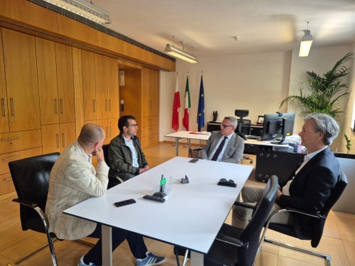 Con Günther Walcher alla guida dell’Ufficio Catasto di Bolzano abbiamo individuato una figura competente, esperta e capace di valorizzare al meglio il lavoro del nostro team”, dichiara l’assessore provinciale Christian Bianchi (in foto, al centro) a margine dell'incontro con il nuovo direttore Günther Walcher (alla sua destra), il direttore di Dipartimento Daniel Bedin e il direttore di Ripartizione Peter Kasal. (Foto: Ripartizione Libro fondiario e catasto)