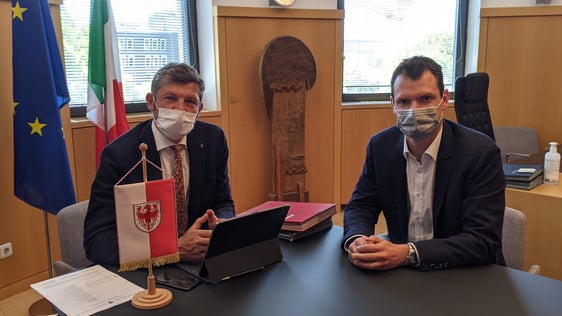 Di una possibile collaborazione per motori a trazione con basse emissioni con la società Biogas Wipptal di Val di Vizze hanno parlato l’assessore provinciale alla mobilità Daniel Alfreider e l’ad della società, Manfred Gius. (Foto: ASP/Ingo Dejaco)