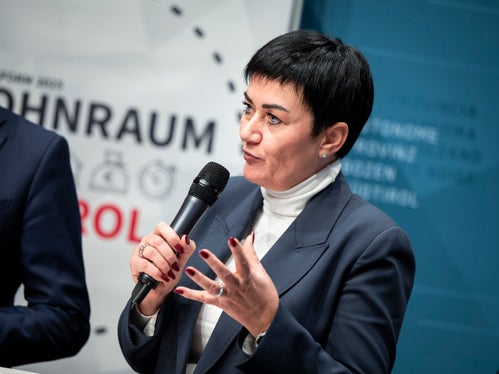 Landesrätin Ulli Mair hat in der Wohnreform 2025 auch den gemeinnützigen Wohnbau vorgesehen, der sich zur dritten Säule auf dem Südtiroler Mietmarkt entwickeln soll. (Foto: LPA/Fabio Brucculeri)