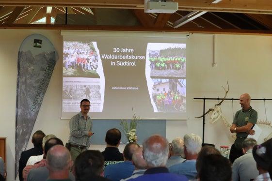 Retrospettiva sui 30 anni di corsi di lavoro forestale (da sinistra): il direttore della Scuola forestale Latemar Florian Reichegger e l'istruttore Christian Valtingoier della Stazione forestale di Renon. (Foto: USP/Maja Clara)