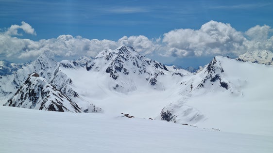 Becherhaus und Übeltalferner noch im Winterkleid am 11. Mai (Foto: Landesamt für Hydrologie und Stauanlagen/Roberto DInale)