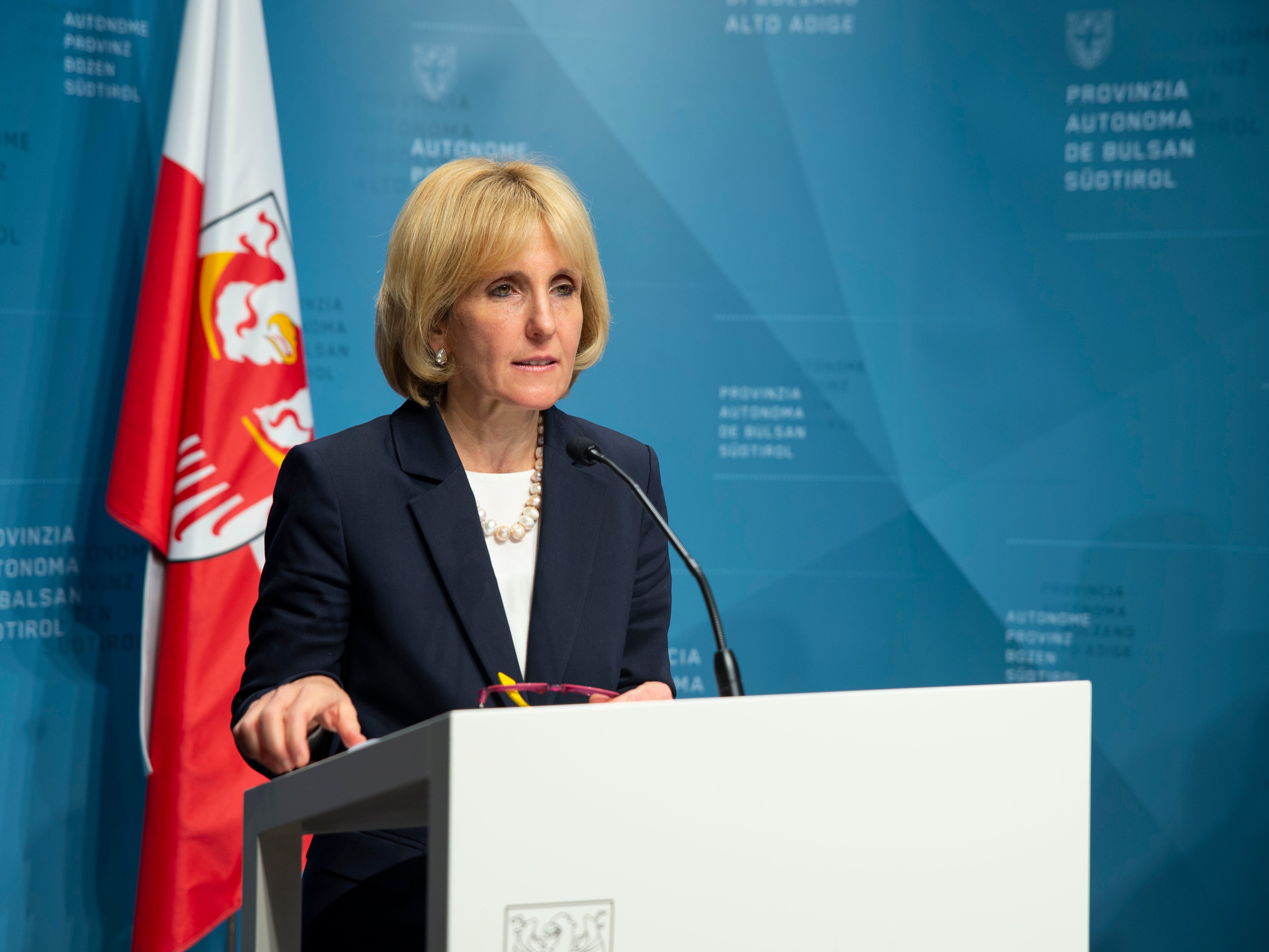 L'assessora Deeg nel corso della conferenza stampa odierna (Foto: ASP/F. Brucculeri)