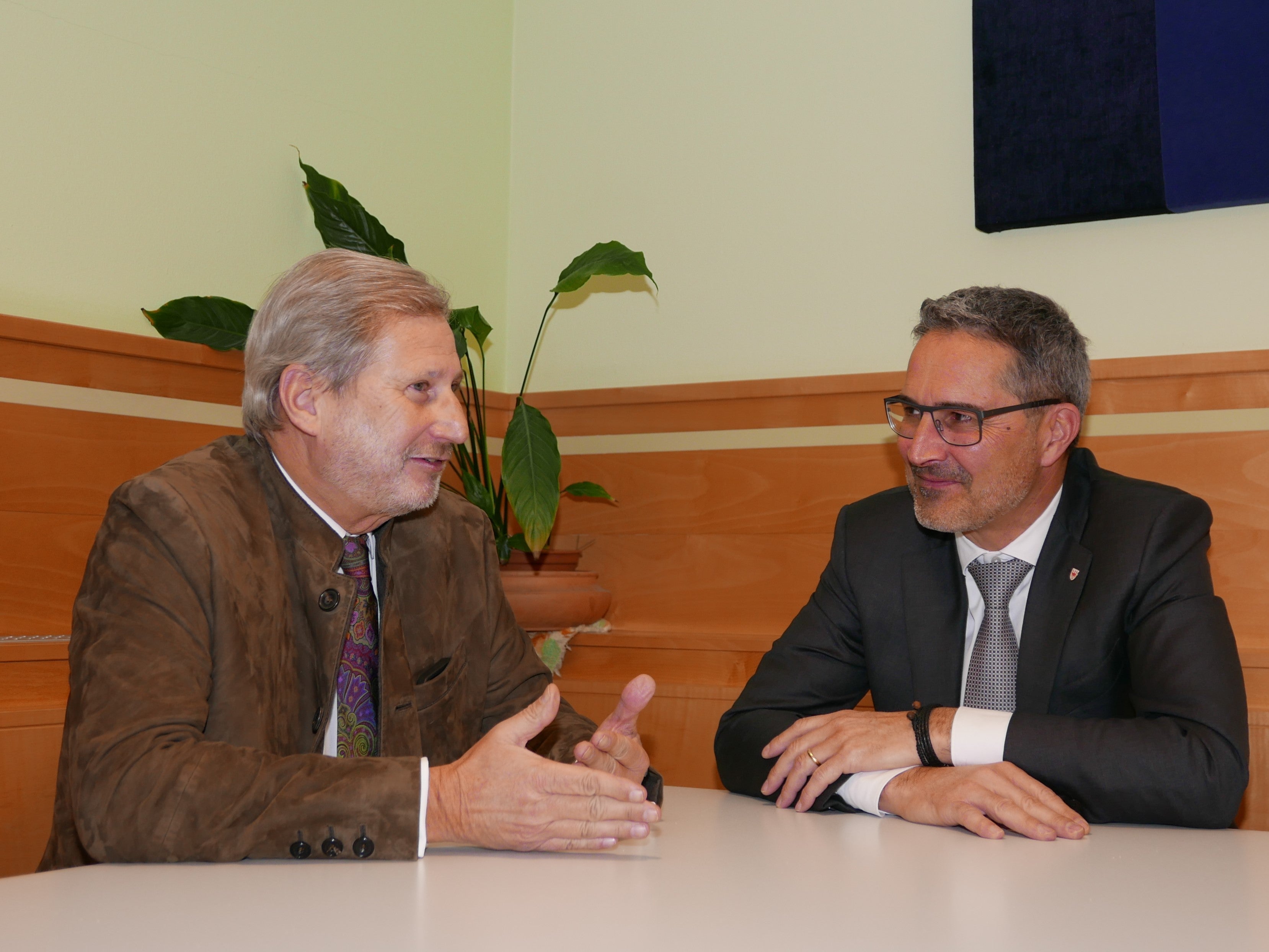 Il commissario europeo per la programmazione finanziaria ed il bilancio Johannes Hahn a colloquio con il presidente della Provincia di Bolzano Arno Kompatscher (ASP)