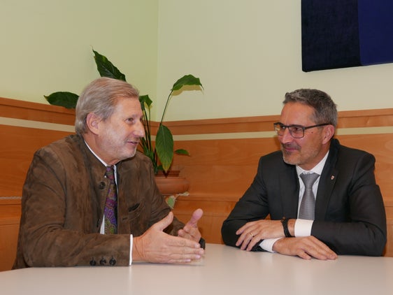 EU-Kommissar Johannes Hahn (l.) und Landeshauptmann Arno Kompatscher beim Gespräch über die bestmögliche Nutzung der Mittel aus dem Wiederaufbaufonds der Europäischen Union (LPA)