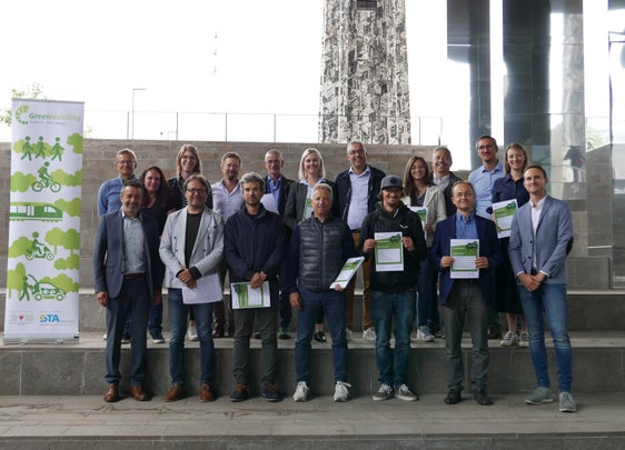 Verschiedene Mobilitätsmöglichkeiten in den Gemeinden gleich beim Planen berücksichtigen, darauf verstehen sich die 19 neuen Mobilitätsfachleute, die nun für ihre Ausbildung im bereich nachhaltige Mobilität ihr Abschlussdiplom erhalten haben. (Foto: STA/Pozzo)