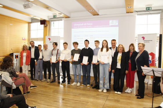 Die Bestplatzierten des Landeswettbewerbs der Physik-Olympiade: Jakob Tschager, Matthis Mair, Serafim Thaler, Elaine Mamleev, Henri Ewald Egger, Jakob Simmerle (Foto: LPA/Bildungsdirektion/Verena Hilber)