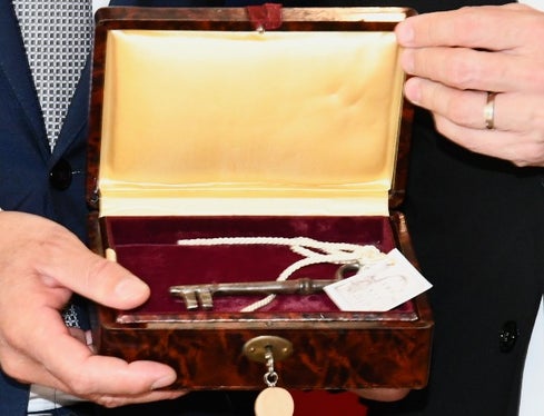 Nel corso della mattinata la staffetta è stata caratterizzata dalla simbolica consegna della chiave della Casa della Pesa, sede dell'Euregio a Bolzano, da un presidente all'altro  (Foto: Euregio/Ufficio stampa della Provincia di Trento)