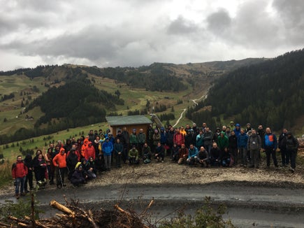 Die Teilnehmer und Teilnehmerinnen der Exkursion im Bereich einer Monitoring-Station des Projektes SoLoMon in Corvara. (Foto: LPA/Landesamt für Geologie und Baustoffprüfung)