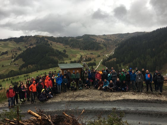 Die Teilnehmer und Teilnehmerinnen der Exkursion im Bereich einer Monitoring-Station des Projektes SoLoMon in Corvara. (Foto: LPA/Landesamt für Geologie und Baustoffprüfung)