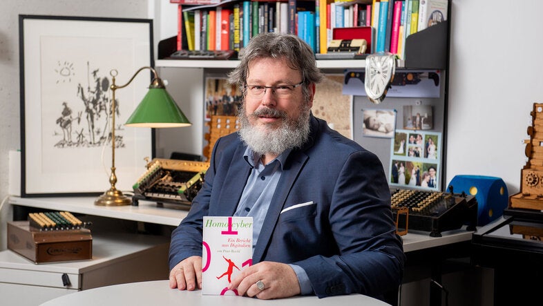 Informatiker Peter Reichl ist Informatikprofessor und beschäftigt sich in seinem Buch Homo cyber. Ein Bericht aus Digitalien damit, welche Verantwortung der Mensch in einer zunehmend automatisierten Welt hat. (Foto: Teßmann/Barbara Mair) 