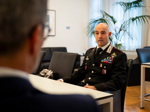 Landeshauptmann Kompatscher dankte Kommandant Raffaele Rivola für dessen dreijährigen Einsatz für die Sicherheit der Südtirolerinnen und Südtiroler. (Foto: LPA/Fabio Brucculeri)