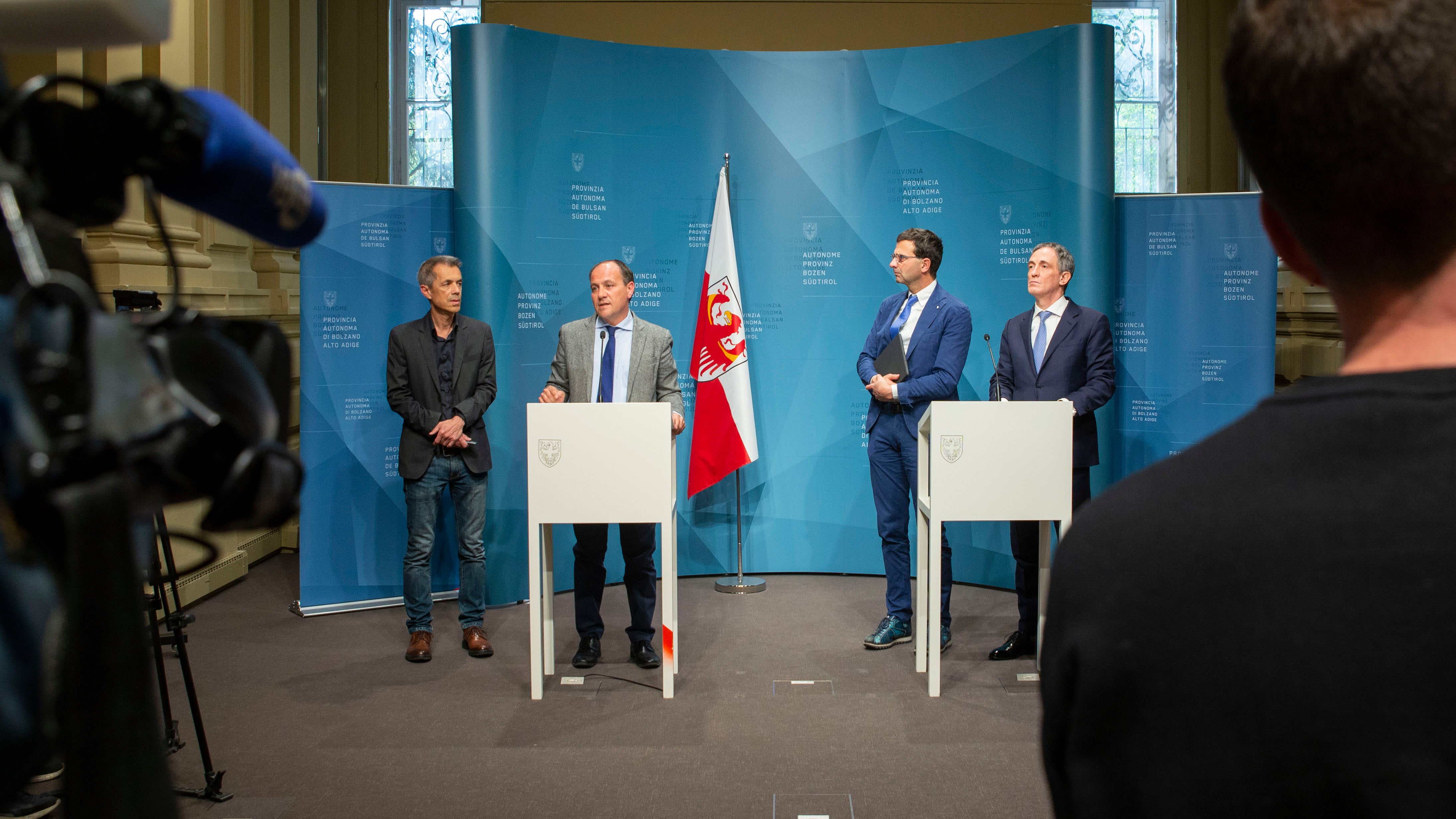 Ab dem 1. April übernimmt das Land die Kosten für die Nutzung der Brennerautobahn im Abschnitt Bozen Nord-Bozen Süd an Werktagen zu Spitzenzeiten. Heute wurde das Abkommen Land-A22 vorgestellt. (Foto: LPA/Fabio Brucculeri)