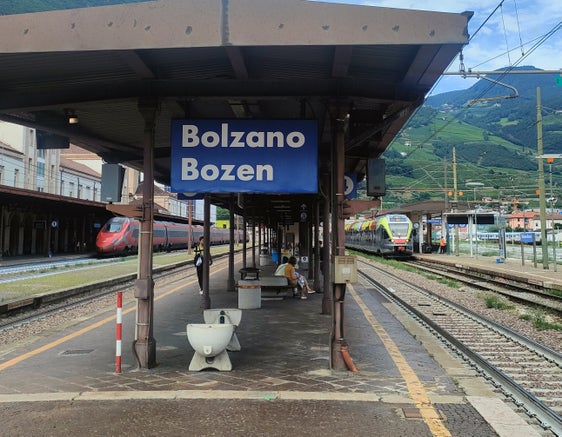 Das Verwaltungsgericht hat die 1,6-Milliarden-Euro-Ausschreibung für Südtirols Bahndienste nach einem Rekurs der Arriva Italia GmbH annulliert. Die Landesregierung wird nun in Kürze entscheiden, ob es eine neue Ausschreibung oder eine Klärung beim Staatsrat geben soll. (Foto: LPA/Alessandro Veronesi)