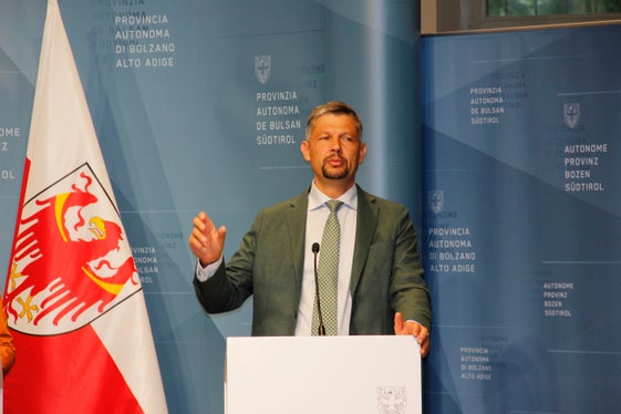 Per garantire che in futuro gli utenti della strada possano percorrere questo tratto in sicurezza, è necessario costruire un vallo per una lunghezza di quasi mezzo chilometro”, ha spiegato Daniel Alfreider, assessore provinciale alla Mobilità e alle Infrastrutture.  (Foto: ASP/Maja Clara)