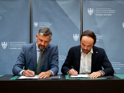 Landesrat Daniel Alfreider und Landesrat Philipp Achammer haben am 28. August eine neue Vereinbarung zur Zusammenarbeit zwischen der Ladinischen Bildungs- und Kulturdirektion und der Deutschen Bildungsdirektion beziehungsweise der Landesdirektion Deutsche und ladinische Musikschule unterzeichnet. (Foto: LPA/Fabio Brucculeri)