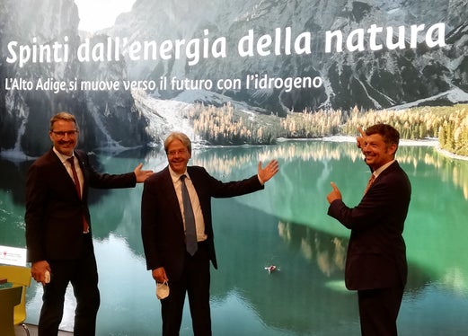 Il presidente Kompatscher (sx), il Commissario UE Gentiloni (al centro) e l'assessore Alfreider (dx) allo stand Alto Adige del Meeting di Rimini. (Foto: ASP/eg)