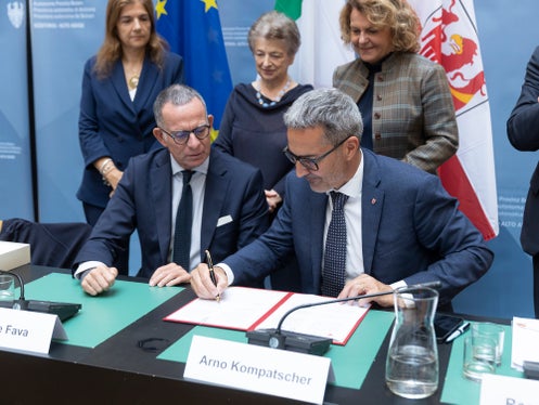 Il presidente della Provincia, Arno Kompatscher (a destra), e il presidente dell’INPS Fava durante la firma della convenzione per l’erogazione di un sussidio economico annuale ai pensionati ed alle pensionate. (Foto: USP/Tiberio Sorvillo)