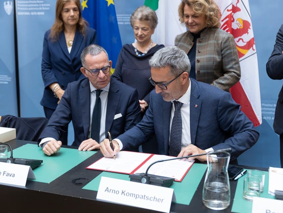 Ein Abkommen zwischen Land Südtirol und dem Nationalen Institut für soziale Fürsorge (NISF/INPS) regelt die Auszahlung der Unterstützungsleistung für Seniorinnen und Senioren mit einem geringen Einkommen. Am 24. September wurde dieses von Landeshauptmann Kompatscher (rechts) und INPS-Präsident Fava (links) unterzeichnet. (Foto: LPA/Tiberio Sorvillo)