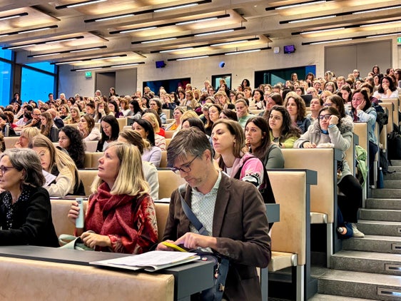 Die achte Ausgabe der Tagung, heuer zum ersten Mal als BRIMA+NAT Primar, als Brixner Fortbildungstag für Mathematik und Naturwissenschaften im Primarbereich, stieß am Samstag, 11. Oktober, wieder auf regen Zuspruch. Etwa 360 Teilnehmerinnen und Teilnehmer nutzten die Möglichkeit zum Austausch untereinander und mit den Referenten und Referentinnen. (Foto: LPA/Freie Universität Bozen/Eva Maria Lassnitzer)