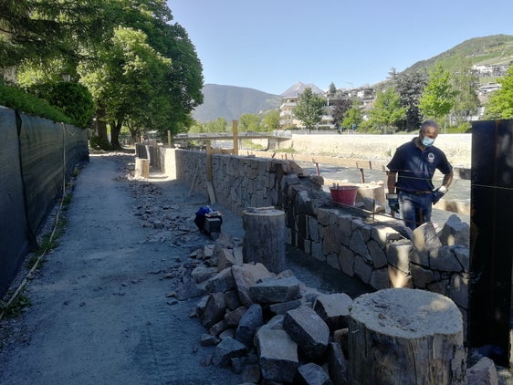 Proseguono, per conto dell'Ufficio sistemazione bacini montani Nord, i lavori di costruzione del nuovo muro di protezione dell'argine lungo l'Isarco. Nella foto un'istantanea del lavoro effettuato nel 2020 lungo il tracciato della pista ciclabile. (Foto: ASP / Ufficio sistemazione bacini montani Nord)