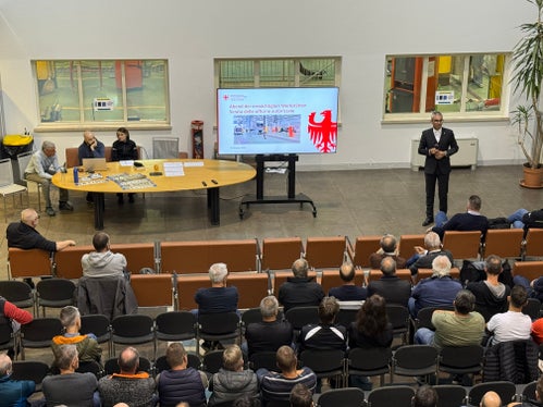 Il direttore dell'Ufficio Motorizzazione Markus Kolhaupt ha accolto gli oltre cento partecipanti alla serata informativa, importante per consolidare la collaborazione tra i diversi attori sul territorio. (Foto: USP/Dipartimento Infrastrutture e Mobilità)