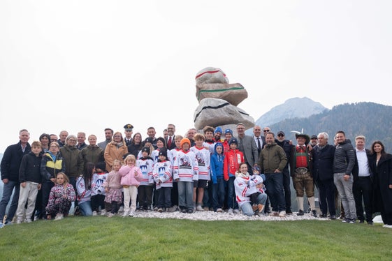 Gli Stoanerne Mandl, letteralmente gli omini di pietra, sono figure che in Alto Adige vengono erette da secoli su passi montani e altipiani. Ora questa installazione, dedicata ai Giochi di Milano Cortina 2026, sarà visibile anche all'imbocco del centro abitato di Dobbiaco. (Foto: USP/Jacopo Coen)