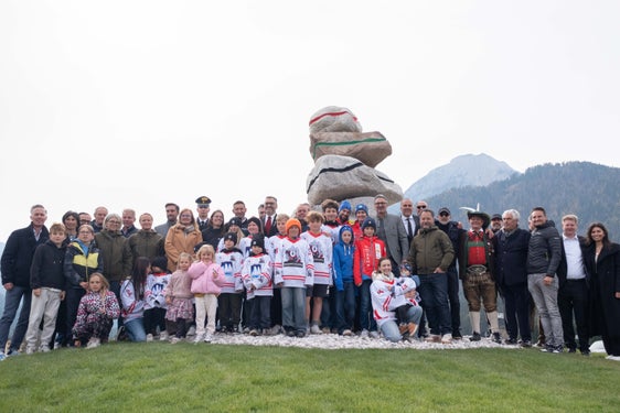 Gli Stoanerne Mandl, letteralmente gli "omini di pietra", sono figure che in Alto Adige vengono erette da secoli su passi montani e altipiani. Ora questa installazione, dedicata ai Giochi di Milano Cortina 2026, sarà visibile anche all'imbocco del centro abitato di Dobbiaco. (Foto: USP/Jacopo Coen)