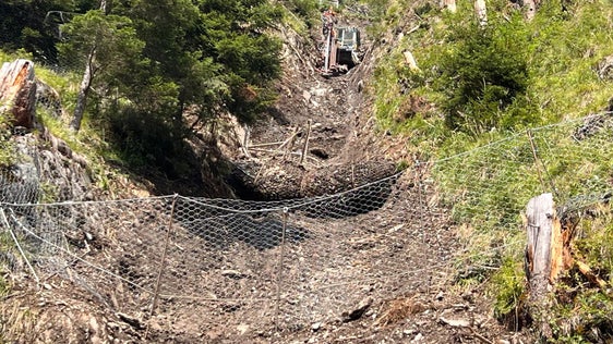 Starke Niederschläge lösten oberhalb der Gadertaler Staatsstraße einen Geröllabgang aus. Die im Rahmen von Sofortmaßnahmen errichteten Schutznetze fingen das Geröll auf. Die Fahrbahn blieb bis auf eine dünne Schlammschicht frei, es gab keine Personen- oder Sachschäden. (Foto: LPA/Ressort Infrastrukturen und Mobilität)