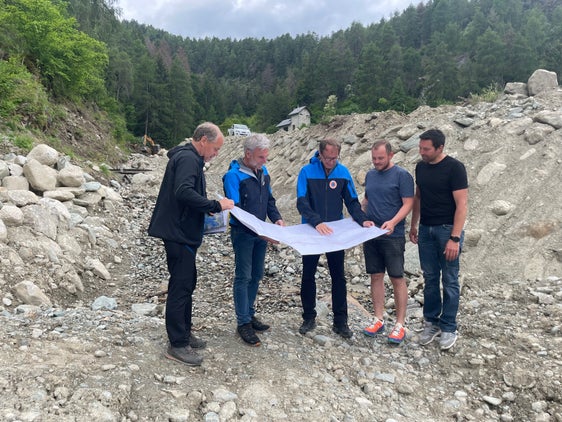 Un momento del sopralluogo al torrente Zirmbach: nella foto (da sinistra) Peter Egger, direttore dell'Ufficio sistemazione bacini montani ovest; l'assessore Arnold Schuler, il direttore dell'Agenzia per la Protezione civile, Klaus Unterweger, e i referenti comunali Roman Stecher e Kurt Agethle. (Foto: ASP/GNews)