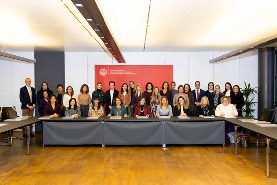 Nella foto le 20 donne che la sera di venerdì sera hanno ricevuto il diploma del corso per consigliere di amministrazione, con il segretario generale della Camera di commercio di Bolzano Alfred Aberer (quinto in piedi a destra), la presidente della Commissione provinciale per le pari opportunità per le donne Ulrike Oberhammer (prima a destra) e il vicesegretario generale della Camera di commercio Luca Filippo. (Foto: Imprexa/Alan Bianchi)