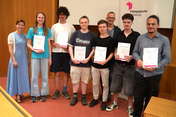 Prämierungsfeier Känguru der Mathematik 2026: 5. Klasse Oberschule – Kategorie Student (von links): Landesschuldirektorin SIgrun Falkensteiner, Elaine Mamleev, Martin Schrott, Gabriel Comploi, David Gross, Maximilian Fischnaller, Florian Bernard (Foto: LPA/Deutsche Bildungsdirektion/Margit Pichler)