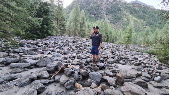 Der Rosimbach bei Sulden hat am Feiertagnachmittag große Mengen an Geröll und Schlamm mit sich gerissen, der stellvertretende Vorarbeiter der Wildbachverbauung Werner Wallnöfer war umgehend vor Ort und hat Erdbewegungsmaschinen zur Räumung organisiert. (Foto: LPA/Landesamt für Wildbach- und Lawinenverbauung West)