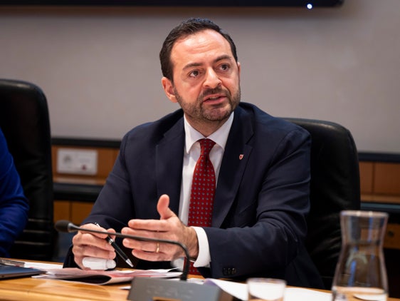 Wirtschaftslandesrat Marco Galateo ruft die Wirtschaftsverbände zur Mitarbeit an einer "Wirtschaftsplattform 2030" auf.  (Foto: LPA/Fabio Brucculeri)