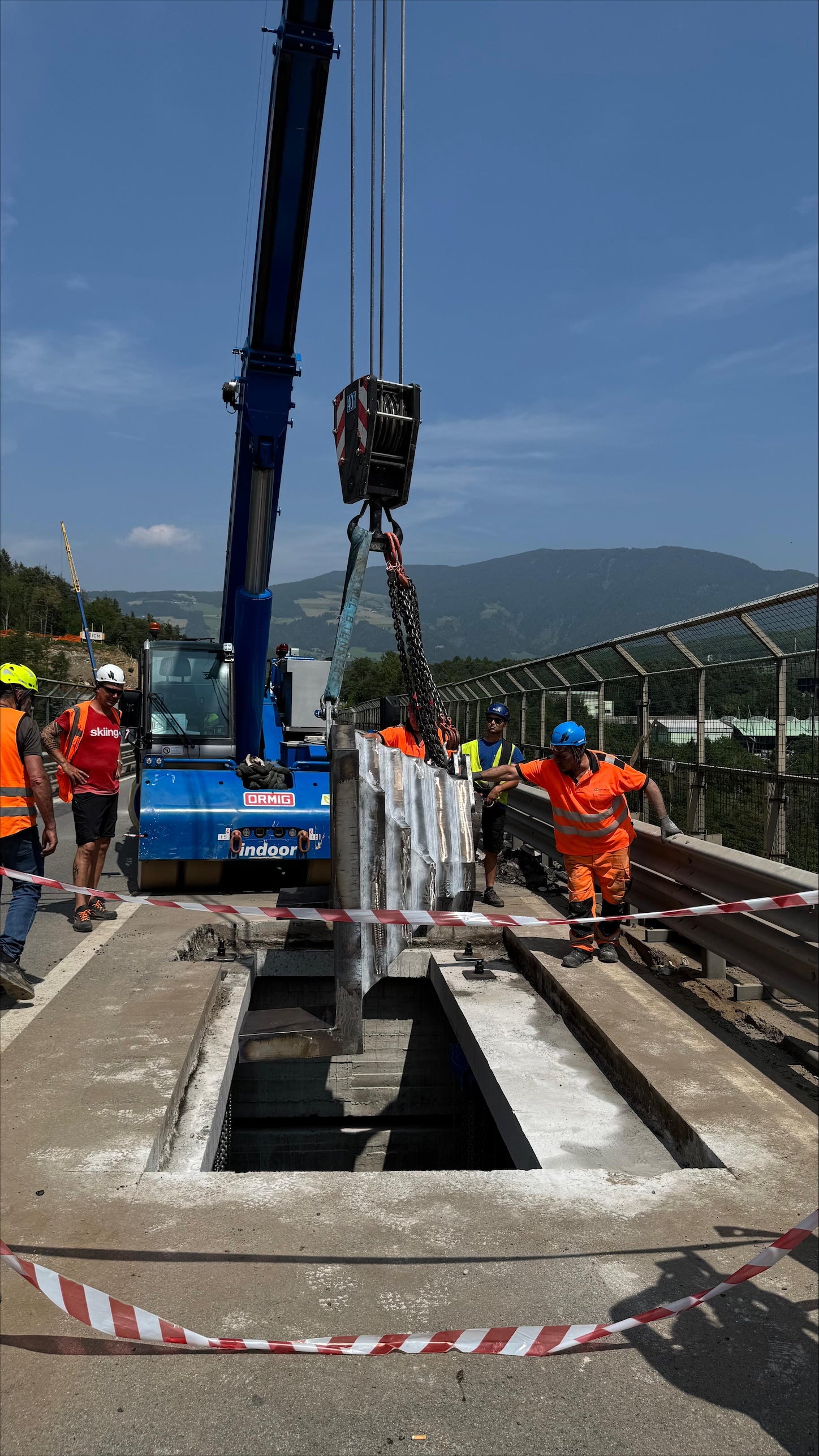 Am 10. Juni wurde die erste Stahlkonstruktion, die die Riggertalbrücke verstärken soll, abgesenkt und verankert. (Foto: LPA/Ressort für Infrastrukturen und Mobilität)