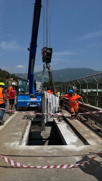 Am 10. Juni wurde die erste Stahlkonstruktion, die die Riggertalbrücke verstärken soll, abgesenkt und verankert. (Foto: LPA/Ressort für Infrastrukturen und Mobilität)