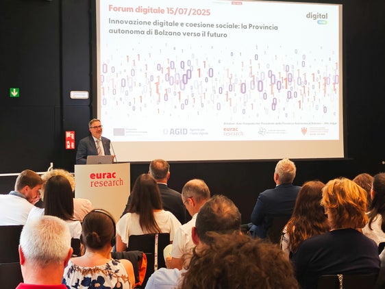 Obiettivi chiari, una strategia sostenuta congiuntamente e la definizione di priorità: Secondo il presidente Arno Kompatscher, questi tre elementi sono essenziali se l'Alto Adige intende passare dalla posizione intermedia a quella di vertice nel processo di transizione digitale. (Foto: USP/Ursula Pirchstaller)