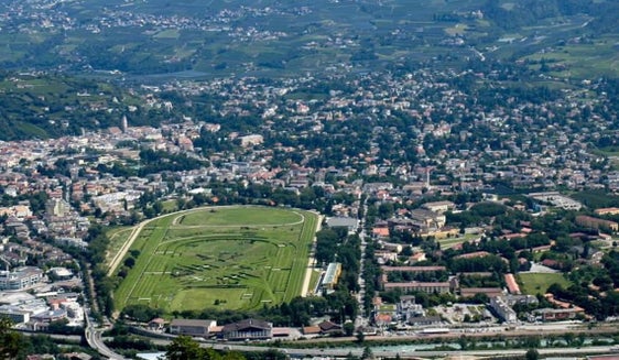 Der Landesrat für öffentliche Arbeiten, Christian Bianchi, stellte in einer Pressekonferenz die Ergebnisse des paritätisch besetzten Verwaltungskomitees zwischen Land und Gemeinde zur Zukunft des Pferderennplatzes Meran vor. (Foto: LPA/Abteilung Hochbau und technischer Dienst)