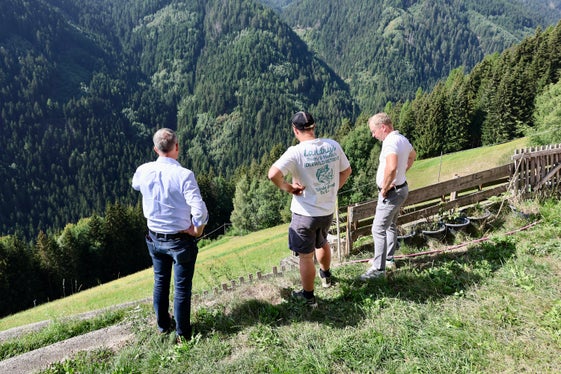 Gute Aussichten: Landwirtschaftslandesrat Luis Walcher (links) hat mit Brimi-Obmann Klaus Faller (rechts) den Hof besichtigt, den der 26-jährige Benjamin Lamprecht (Mitte) bewirtschaftet. (Foto: LPA/Ressort Landwirtschaft, Forstwirtschaft und Tourismus/Sabine Pitscheider)