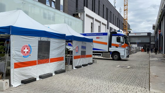 Zwei Faltzelte dieser Art wird die Sektion Zivilschutz im Weißen Kreuz dem Gefängnis in Bozen zur Verfügung stellen. (Foto: LPA/Sektion Zivilschutz im Weißen Kreuz)
