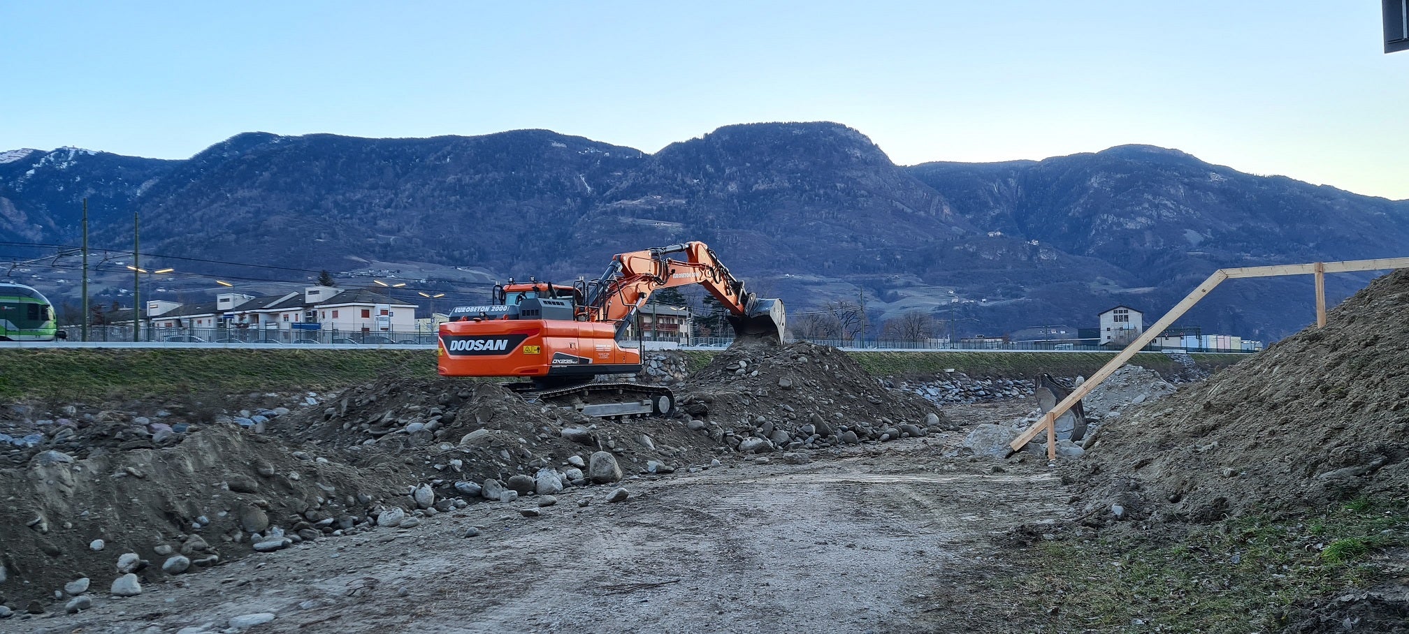 La sponda destra orografica del fiume Adige a Marlengo, di fronte alla stazione ferroviaria di Maia Bassa, presenta fenomeni di erosione e sarà fortificata (Foto: ASP/Uffici bacini montani Sud)