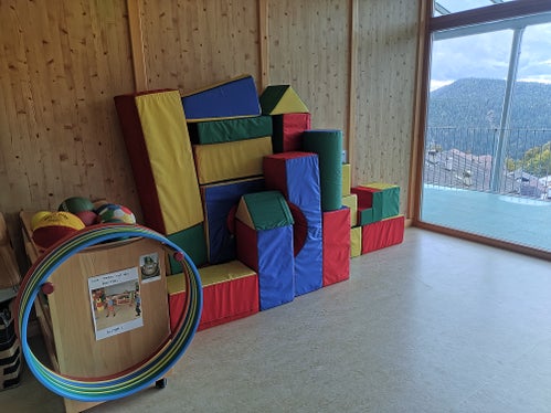 Nel nuovo edificio della scuola dell'infanzia di Senale-San Felice si applica un interessante concetto pedagogico: dividere le stanze in base alle attività piuttosto che ai gruppi (Foto: USP/Direzione provinciale scuole ladine)