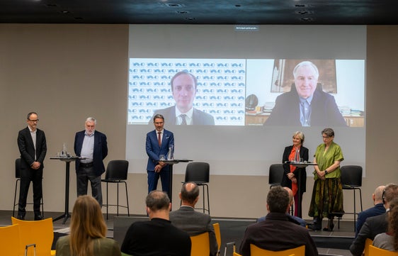 Massimiliano Fedriga (sullo schermo a sx) e Karl-Heinz Lambertz collegati online nel corso della conferenza stampa al NOI Techpark di Bolzano. (Foto: ASP/Manuela Tessaro)