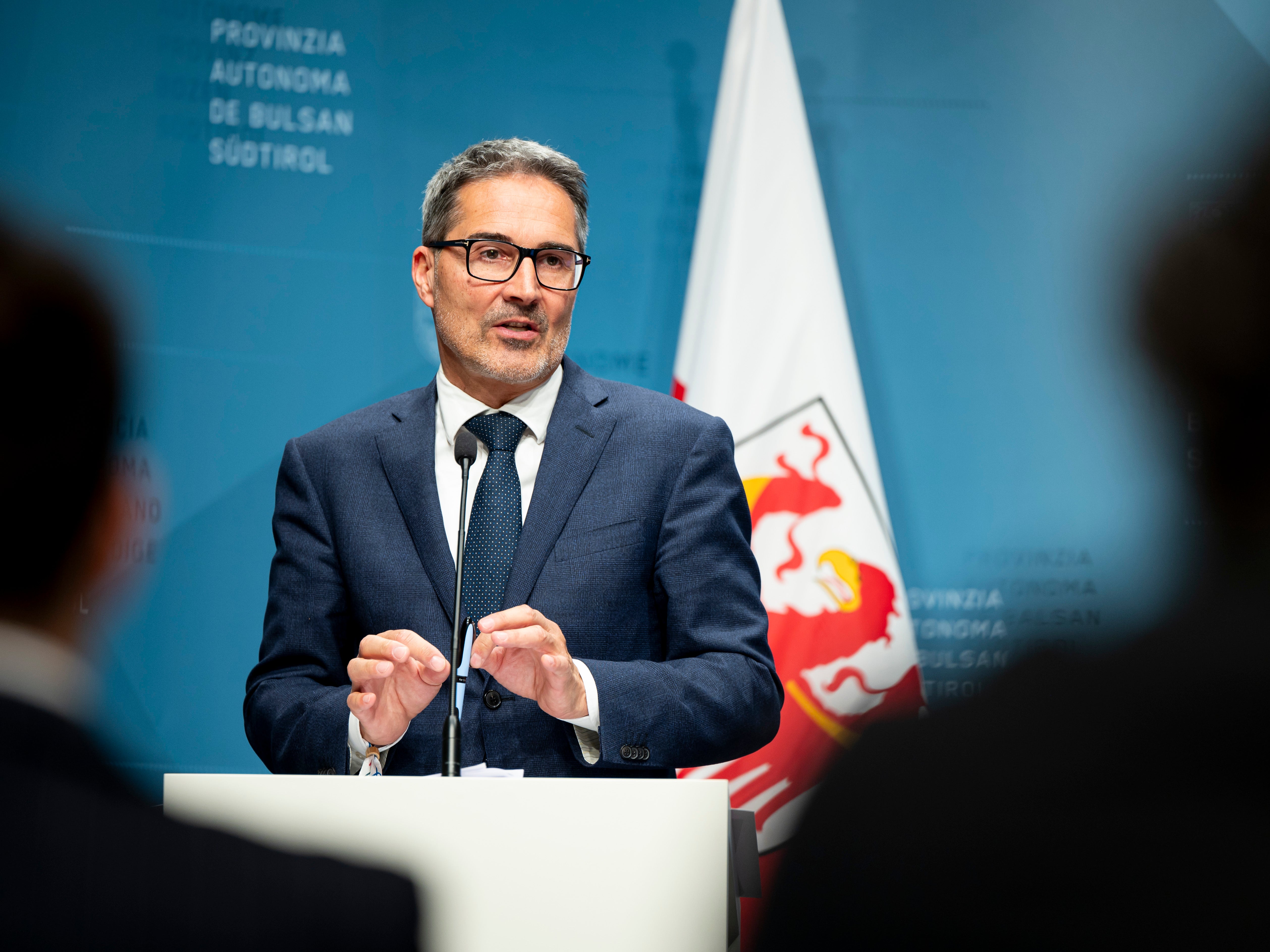 Landeshauptmann und Finanzlandesrat Arno Kompatscher legte am 10. Juni der Landesregierung das Wirtschafts- und Finanzdokument des Landes (WFDL) vor. (Foto: LPA/Fabio Brucculeri)