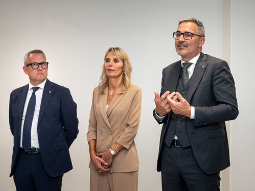 Colgo l’occasione per ringraziare tutte le persone coinvolte che, in questi mesi, hanno lavorato a pieno regime per trovare delle soluzioni concrete.&nbsp;Desidero ringraziare le strutture operative della Provincia, della Regione e del Tribunale, con alla guida la presidente Bortolotti e tutto il suo team, grazie alla cui stretta collaborazione e al cui impegno, in questo periodo difficile, è stato oggi possibile riprendere le attività”, ha dichiarato il presidente Arno Kompatscher, a destra nella foto con la presidente del Tribunale Bortolotti e l'assessore Bianchi. (Foto: USP/Fabio Brucculeri)