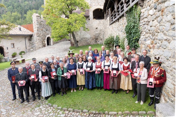 Für ihren besonderen Einsatz um das Gemeinwohl wurden heute auf Schloss Tirol 47 Persönlichkeiten – darunter zehn Südtirolerinnen und Südtiroler - mit dem Verdienstkreuz des Landes Tirols ausgezeichnet. (Foto: Land Tirol/Die Fotografen) 
