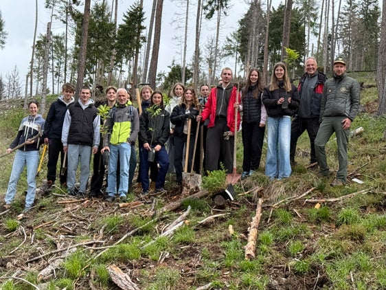 Bäume für die Zukunft: Schülerinnen und Schüler einer der beiden am Projekt beteiligten Maturaklassen des Sprachen- und Realgymnasiums Bruneck bei der Baumpflanzaktion mit dem Leiter der Forststation Bruneck Stefan Schwingshackl (ganz rechts) und Grundeigentümer Peter Rech (Zweiter von rechts) am 8. Mai. (Foto: LPA/Forststation Bruneck)