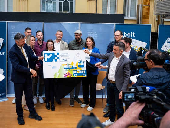 Le Südtirol Pass se trasformëia: nia ma n design nü y l’inom nü de Südtirolmubilté Fix365, mo dantadöt tarifes nöies ponsades por respogne ales esigënzes dles nuzadësses y di nuzadus, y ince adaté ales categories desfarëntes di passajiers che tol i mesi ee trasport dla rëi integrada südtiroleja. (Foto: USP/Fabio Brucculeri)